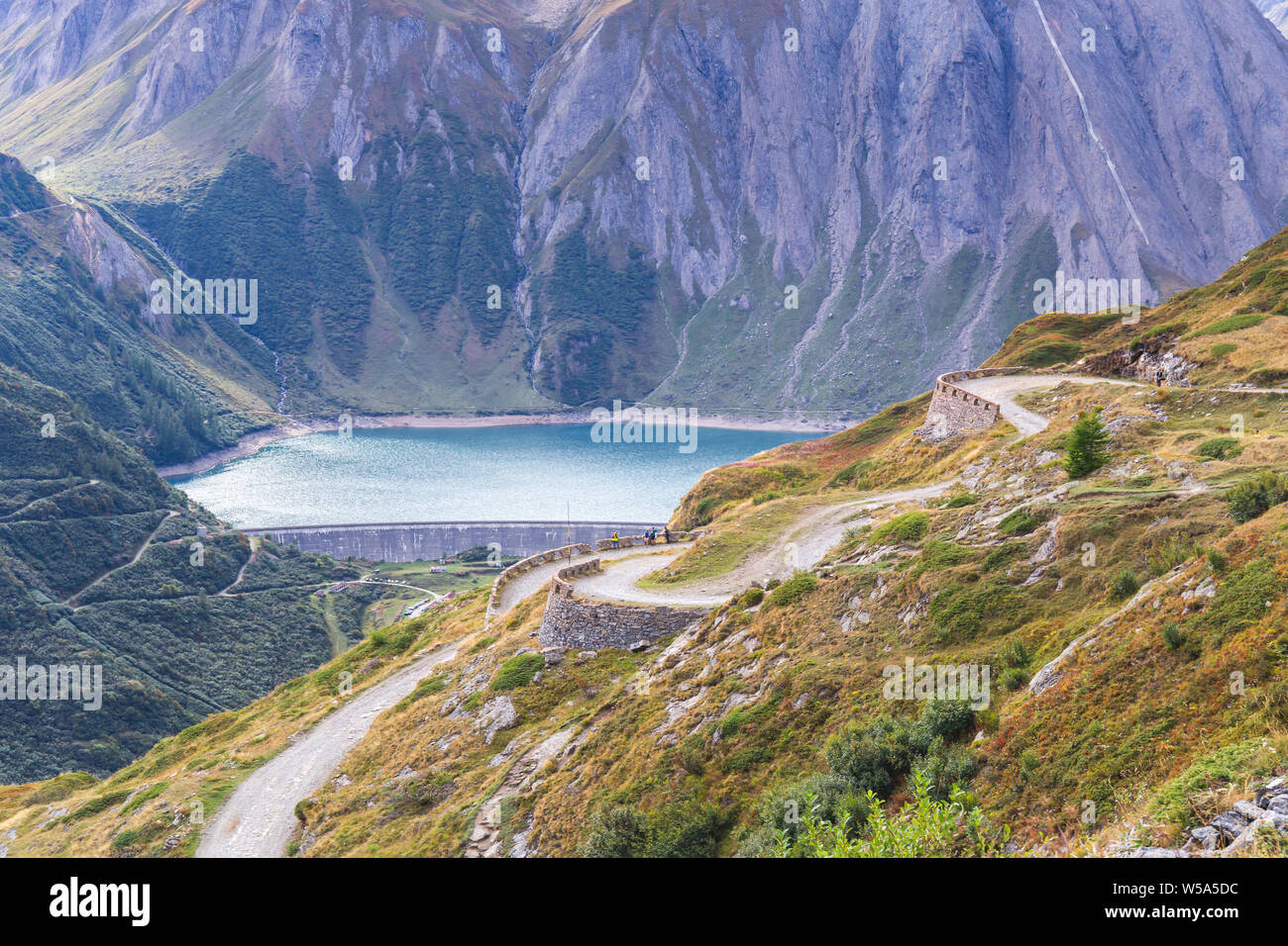 Barrage et lac de Morasco avec grande montagne dans l'arrière-plan vu dans un beau jour de printemps, l'Oliveto - Vallée Formazza, Piémont, Italie Banque D'Images