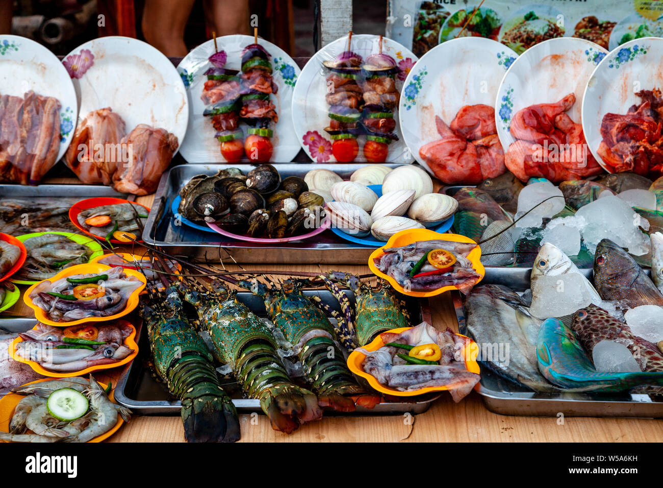 Fruits de mer frais et des plats de viande affiché à l'extérieur d'un restaurant du bord de mer, plage d'Alona, Bohol, Philippines Banque D'Images