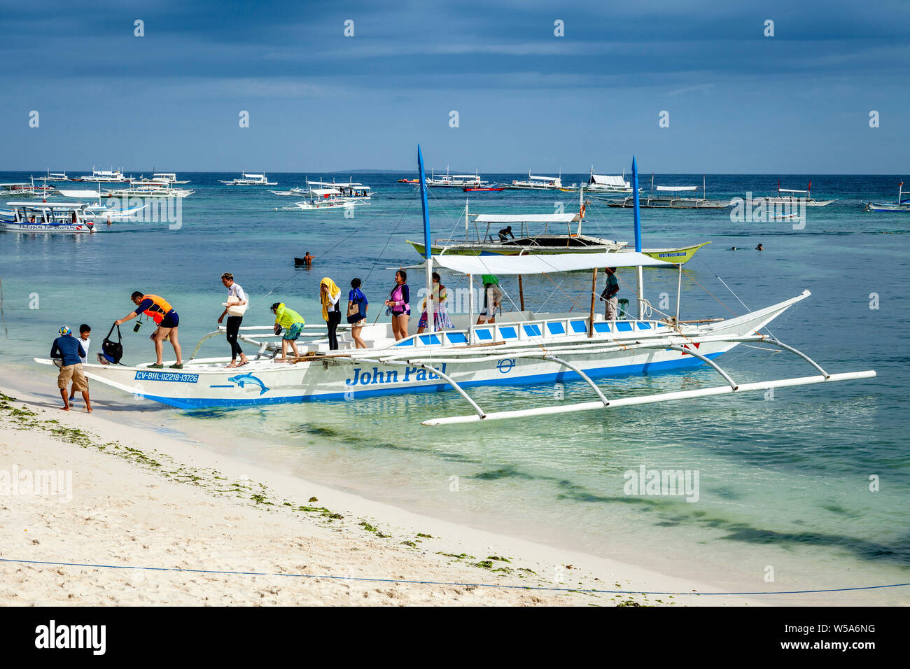 Les touristes qui reviennent d'un voyage en bateau, Alona Beach, Bohol, Philippines Banque D'Images