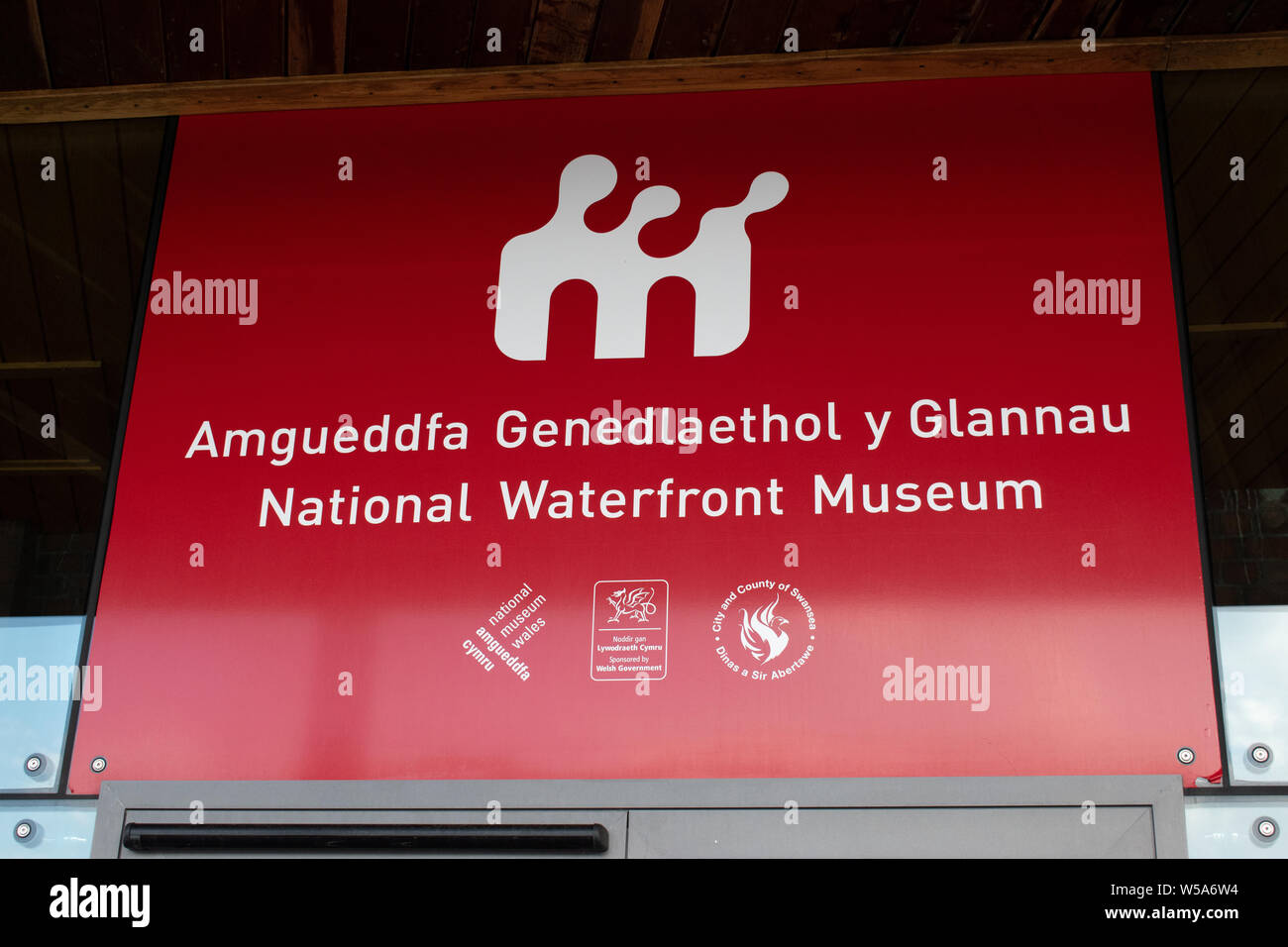 National waterfront museum rouge signe. Port de plaisance de Swansea, Pays de Galles, Royaume-Uni. 25 juillet 2019. Banque D'Images