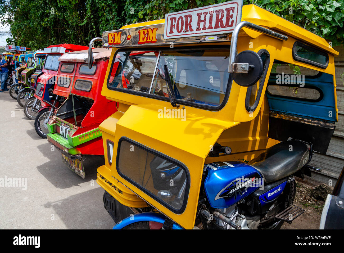 Une rangée de tricycles colorés, Alona Beach, Bohol, Philippines Banque D'Images