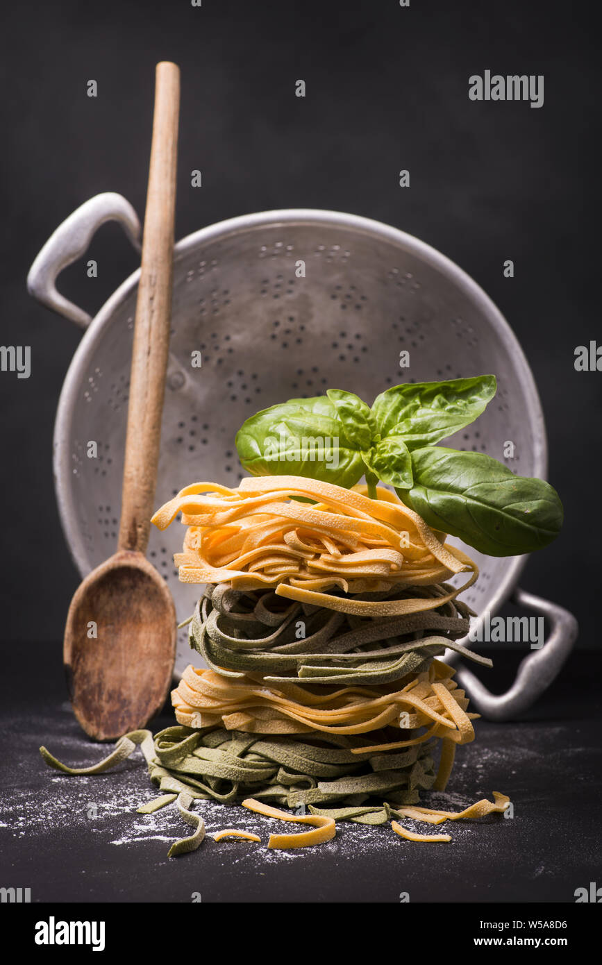 La paille et le foin, les nouilles, les pâtes italiennes avec goût différent et de couleur avec l'oeuf et les épinards en libre.still life Banque D'Images