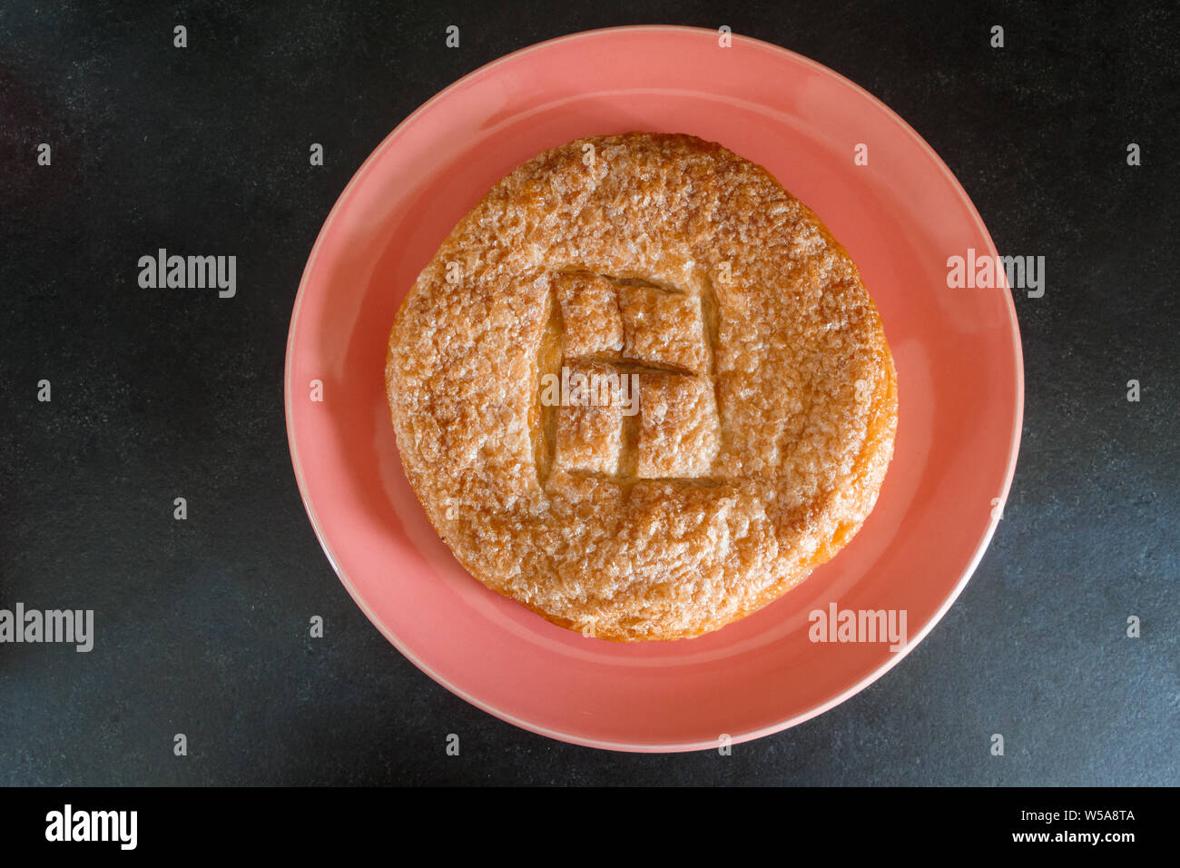 Kouign aman est un gâteau traditionnel de Bretagne à base de pâte à pain, de sucre et de beurre Banque D'Images