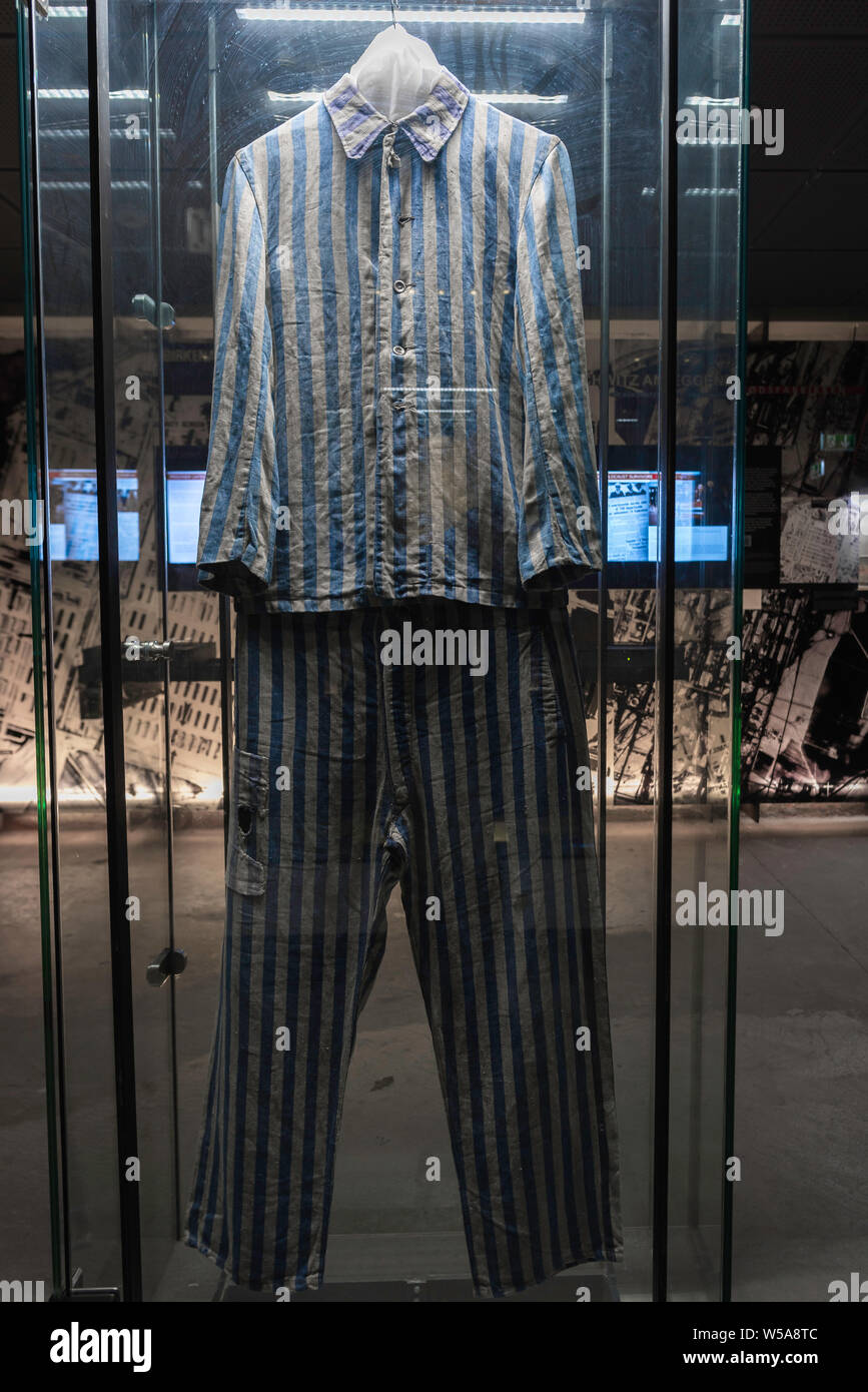 Vue sur les vêtements portés par les détenus d'un camp de concentration nazi sur l'affichage dans le centre d'études de l'Holocauste et des minorités religieuses, Oslo, Norvège. Banque D'Images