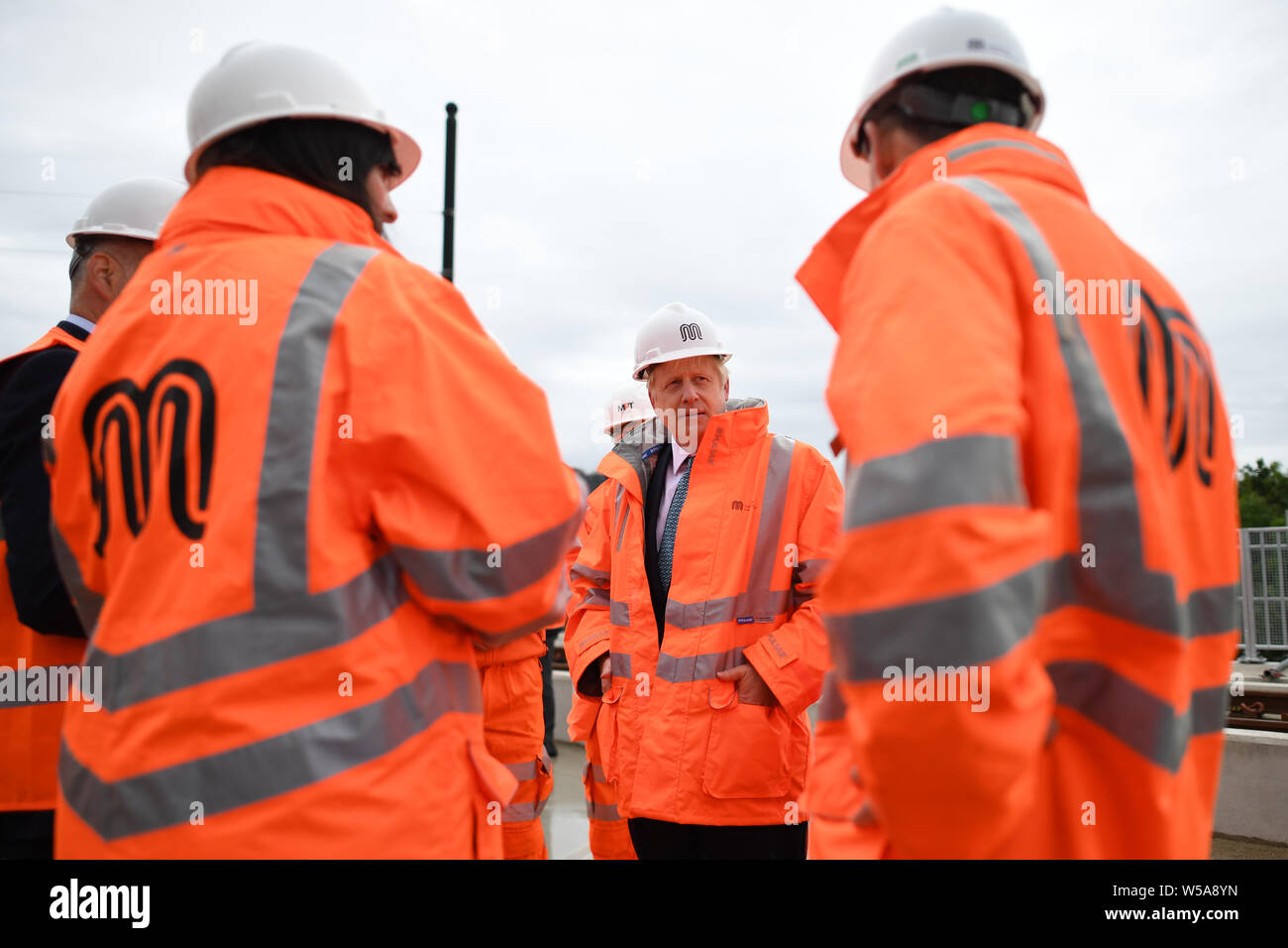 Premier ministre Boris Johnson répond aux personnes formées en génie à l'emplacement d'une sous-construction de tramway à Stretford, Greater Manchester, avant de donner un discours sur les priorités nationales. Banque D'Images