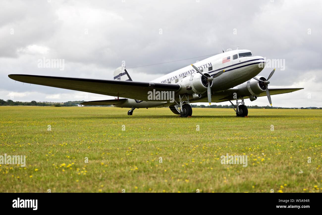 Pan Am Douglas C-47B (N877MG) sur l'aire à l'Flying Legends le 14 juillet 2019 à l'IWM, Duxford Banque D'Images