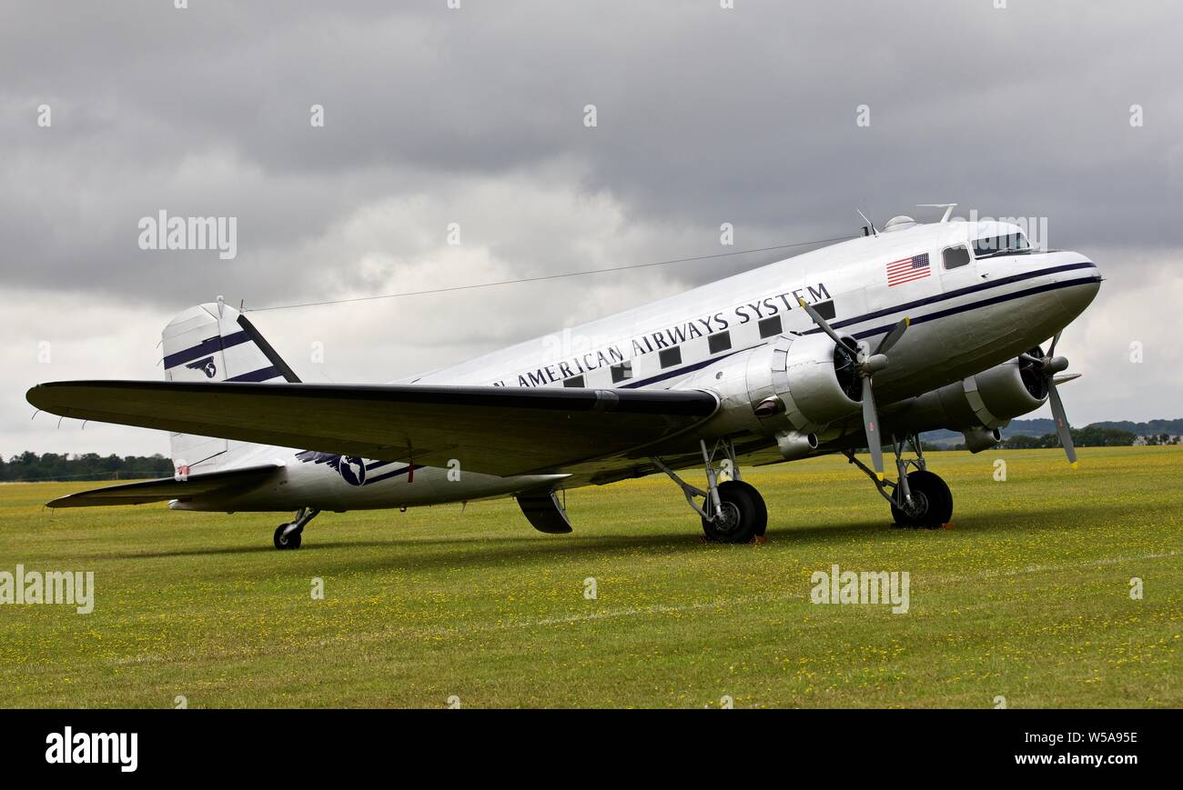 Pan Am Douglas C-47B (N877MG) sur l'aire à l'Flying Legends le 14 juillet 2019 à l'IWM, Duxford Banque D'Images