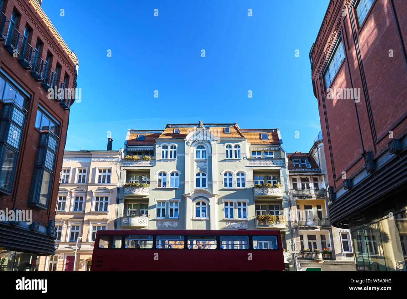 Bus sur la rue avec des maisons historiques tenement à Poznan Banque D'Images