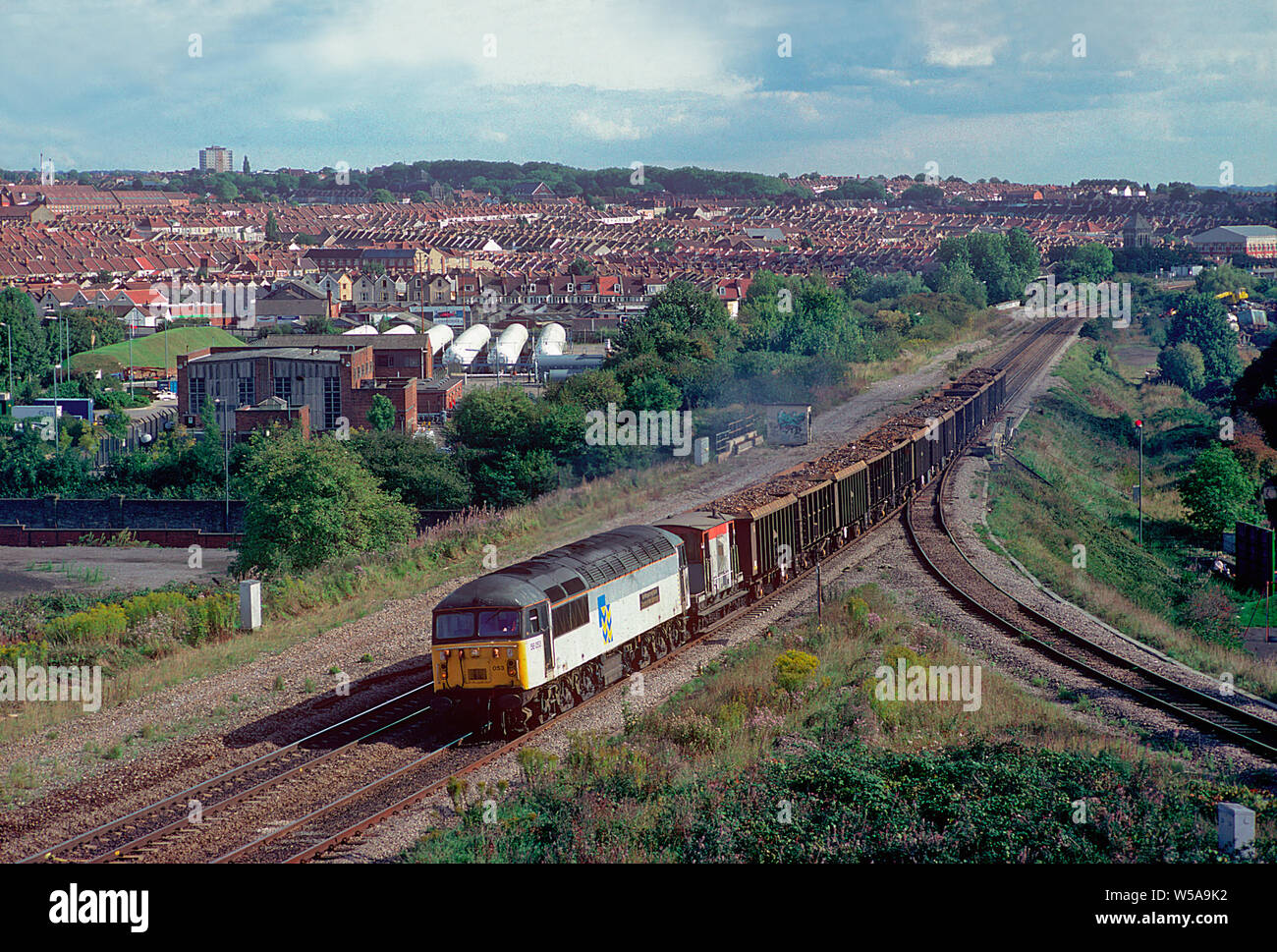 Un certain nombre de locomotives diesel de la classe 56 56053 Groupe de travail chargé d'un train de marchandises à la ferraille passant Narroways Hill Junction à Bristol. 25 septembre 1993. Banque D'Images