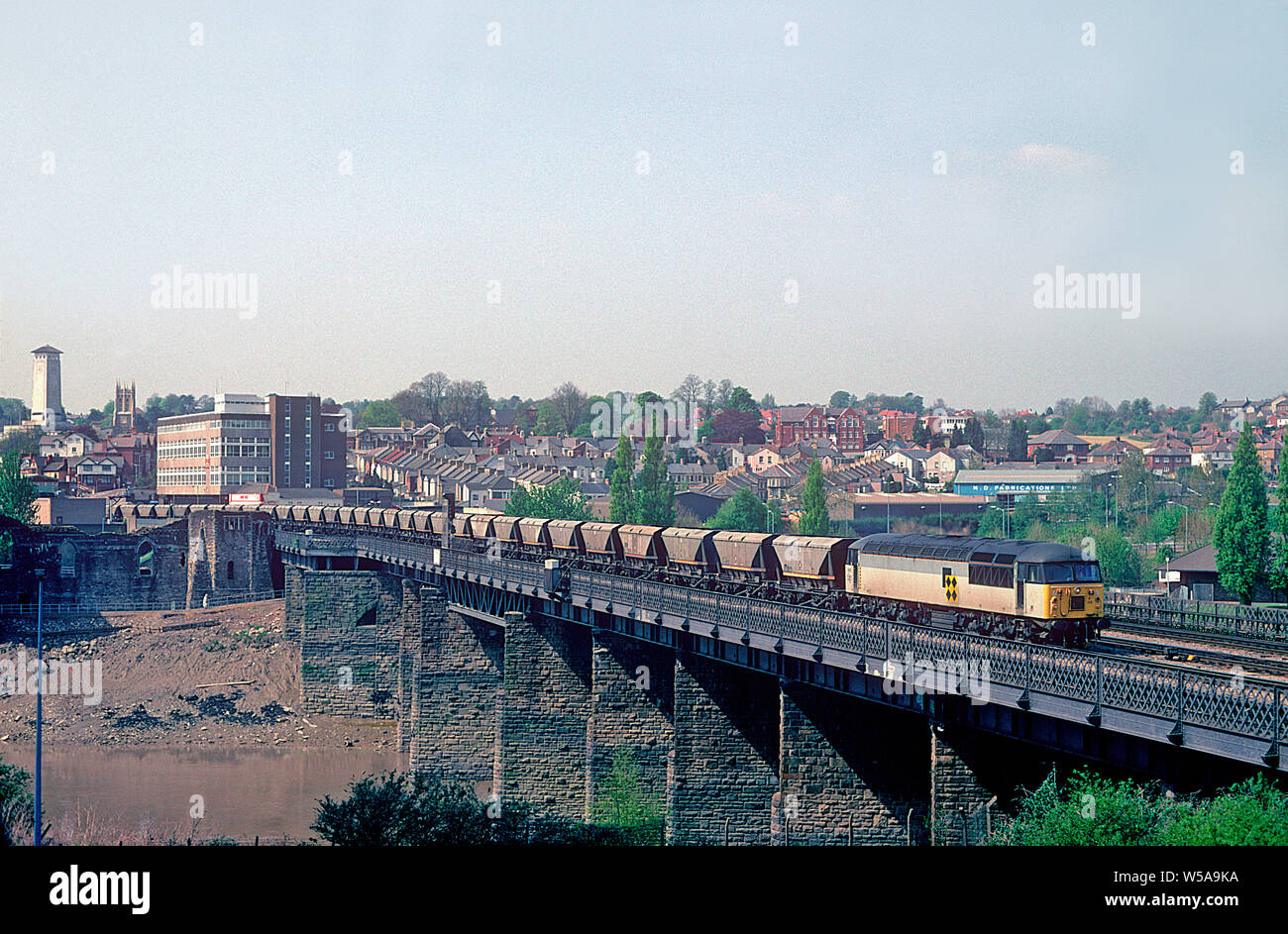 Un certain nombre de locomotives diesel de la classe 56 56115 passe au-dessus de la rivière Usk près de Newport avec un travail de Mgr le 27 avril 1995. Banque D'Images