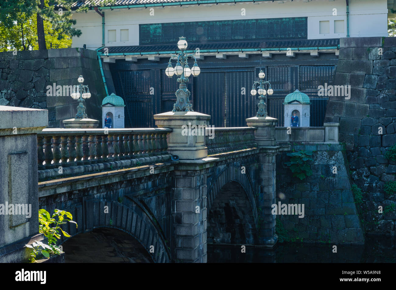 Seimon-ishibashi (Pont de Pierre) au palais impérial de Tokyo, capturé à la lumière du jour au cours de l'évolution des gardiens, le Japon octobre 2018 Banque D'Images