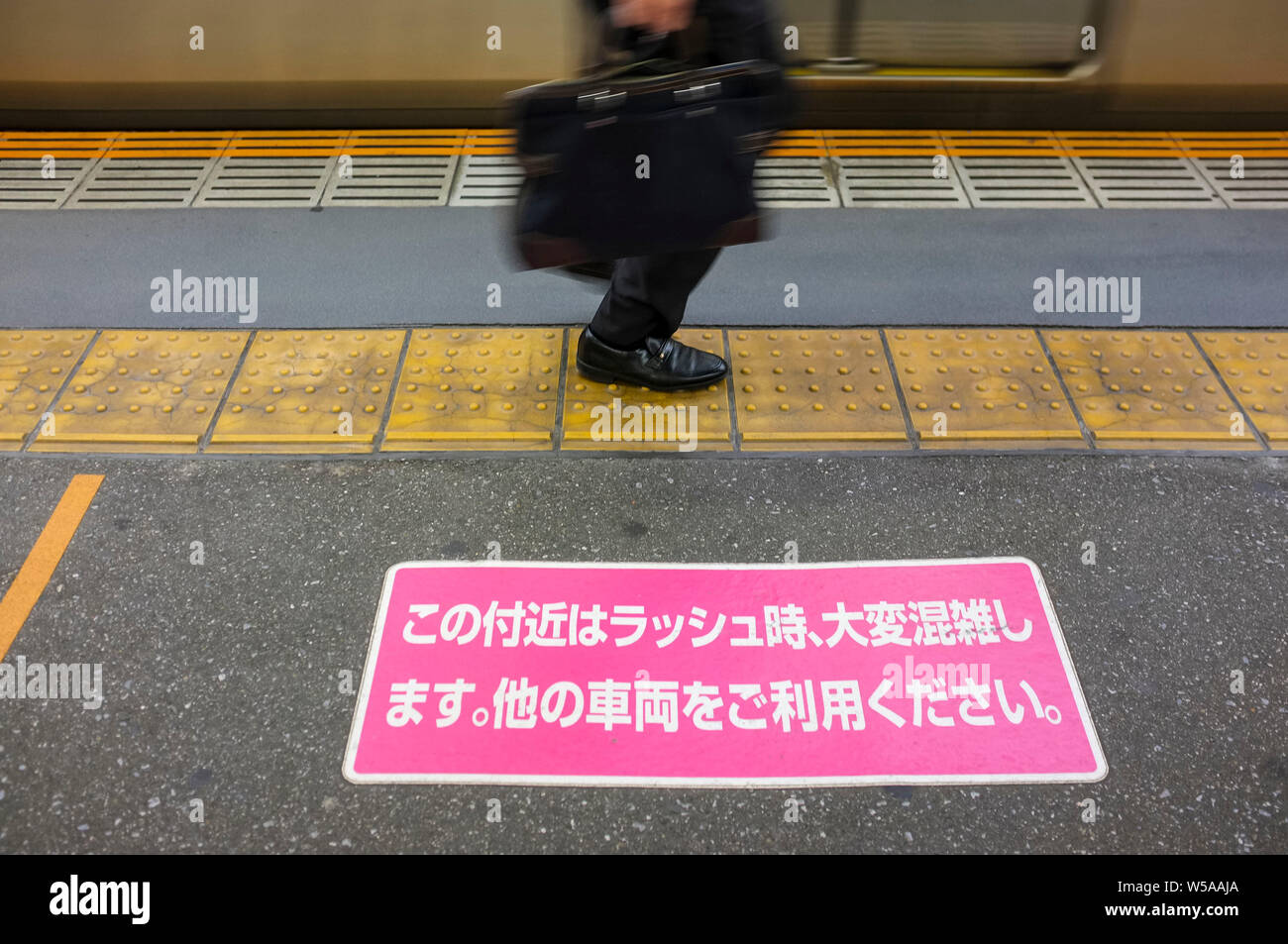 Le signal à signer les femmes seulement compartiment sur le plate-forme du métro de Tokyo. Banque D'Images