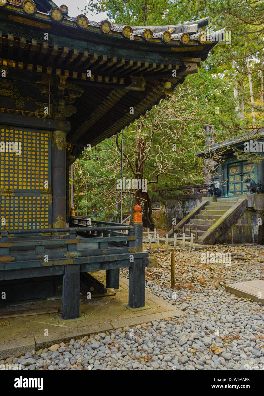 Bâtiment traditionnel en bois en face de temple Tokugawa dernier repos dans Ieyasus Nikkos Tosho-gu, le Japon octobre 2018 Banque D'Images