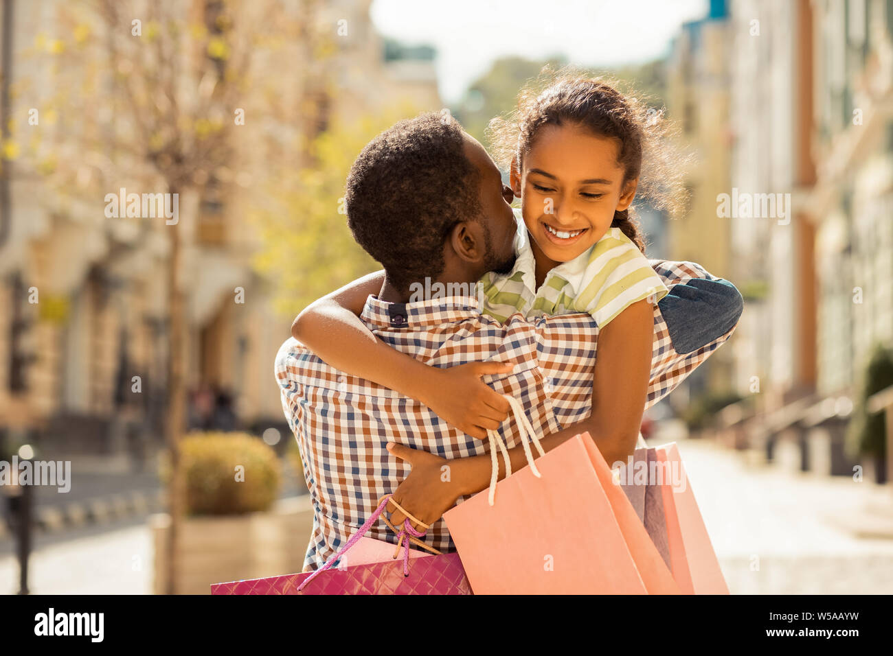 Adolescent ravi positive embrassant son jeune papa Banque D'Images