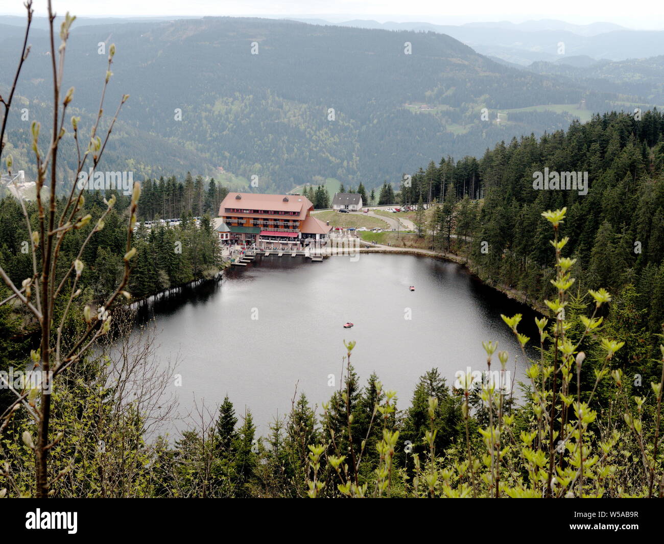 Voir à partir de la Hornisgrinde sur le lac Mummelsee, Forêt Noire, Allemagne Banque D'Images