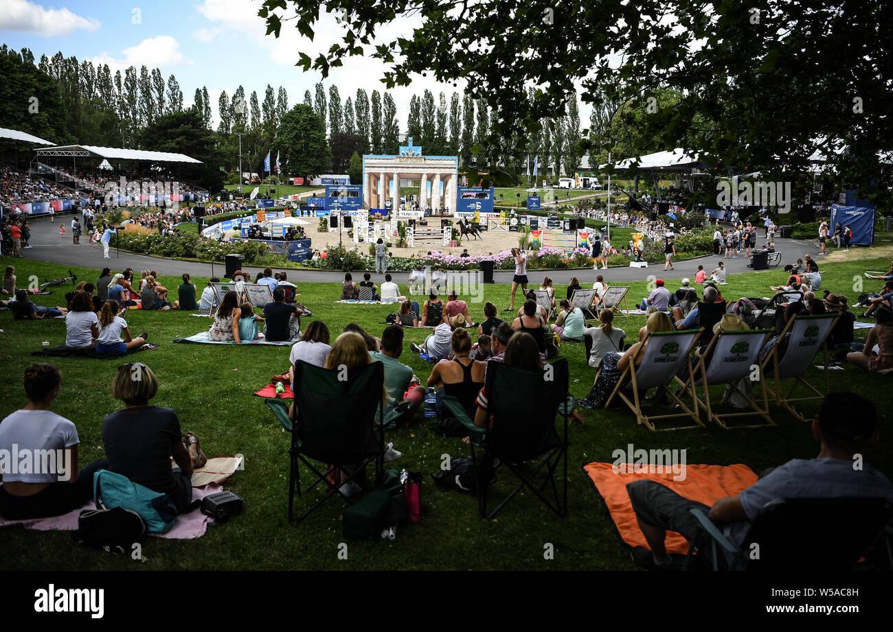 Berlin, Allemagne. 27 juillet, 2019. Sports Equestres/Saut : Global Champions Tour : spectateurs suivez l'équipe de saut. Credit : Britta Pedersen/dpa-Zentralbild/dpa/Alamy Live News Banque D'Images