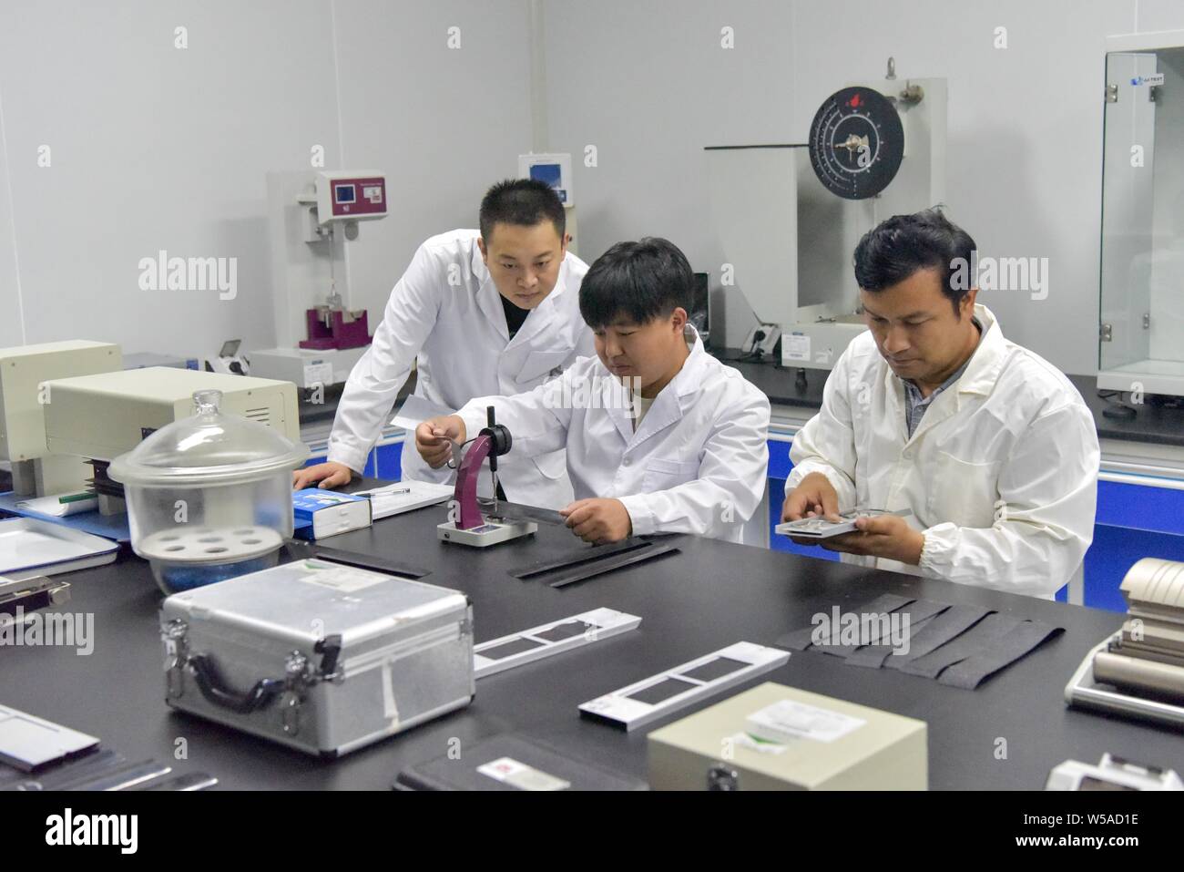 (190727) -- TURPAN, le 27 juillet 2019 (Xinhua) -- Les inspecteurs effectuent des spécifications de l'échantillon et la dimension d'essais sur le Xinjiang Turpan Environnement naturel Centre de recherches expérimentales en Turpan, nord-ouest de la Chine, la Région autonome du Xinjiang Uygur, 17 juillet 2019. Vous Liwu, 26, a été un test d'exposition à l'extérieur de l'inspecteur Xinjiang Turpan Environnement naturel Centre de recherches expérimentales depuis l'obtention du diplôme il y a deux ans. Son travail est d'inspecter les éléments d'essai et de surveillance et collecte des données, qui serait exposé à la terre d'essai torride pour jusqu'à cinq heures par jour. En Turpan, la température de surface des terres Banque D'Images