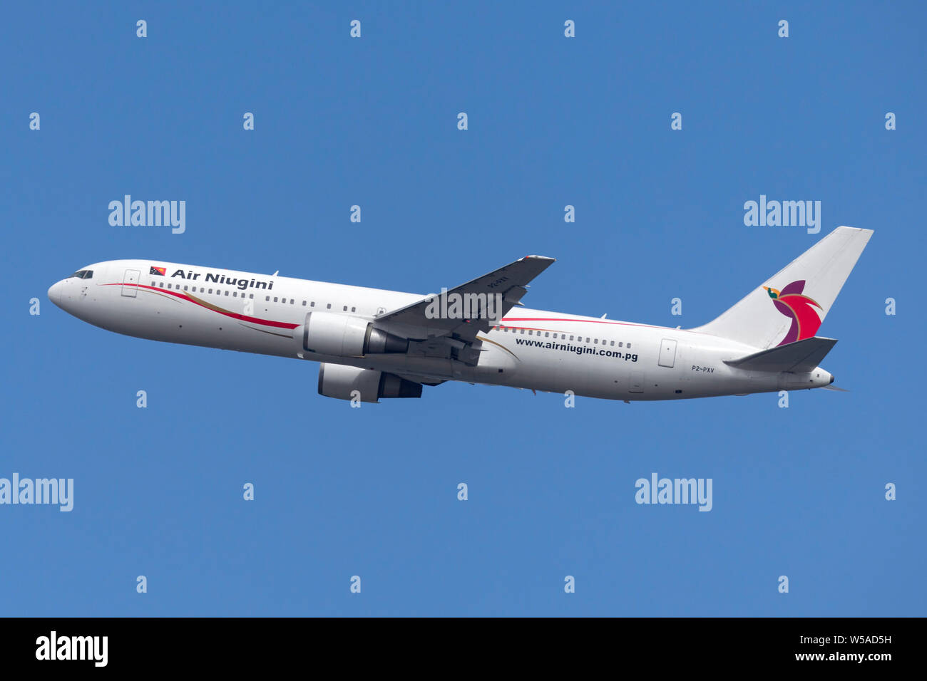 Avion de Boeing 767 d'air Niugini décollant de l'aéroport de Sydney. Banque D'Images
