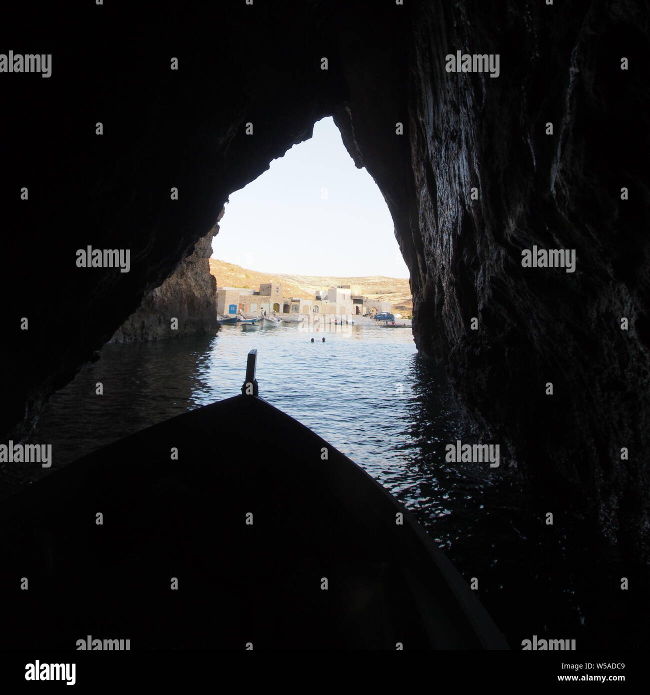 Bateau à la mer intérieure de Dwejra (Qawra), San Lawrenz, Gozo, Malte Banque D'Images