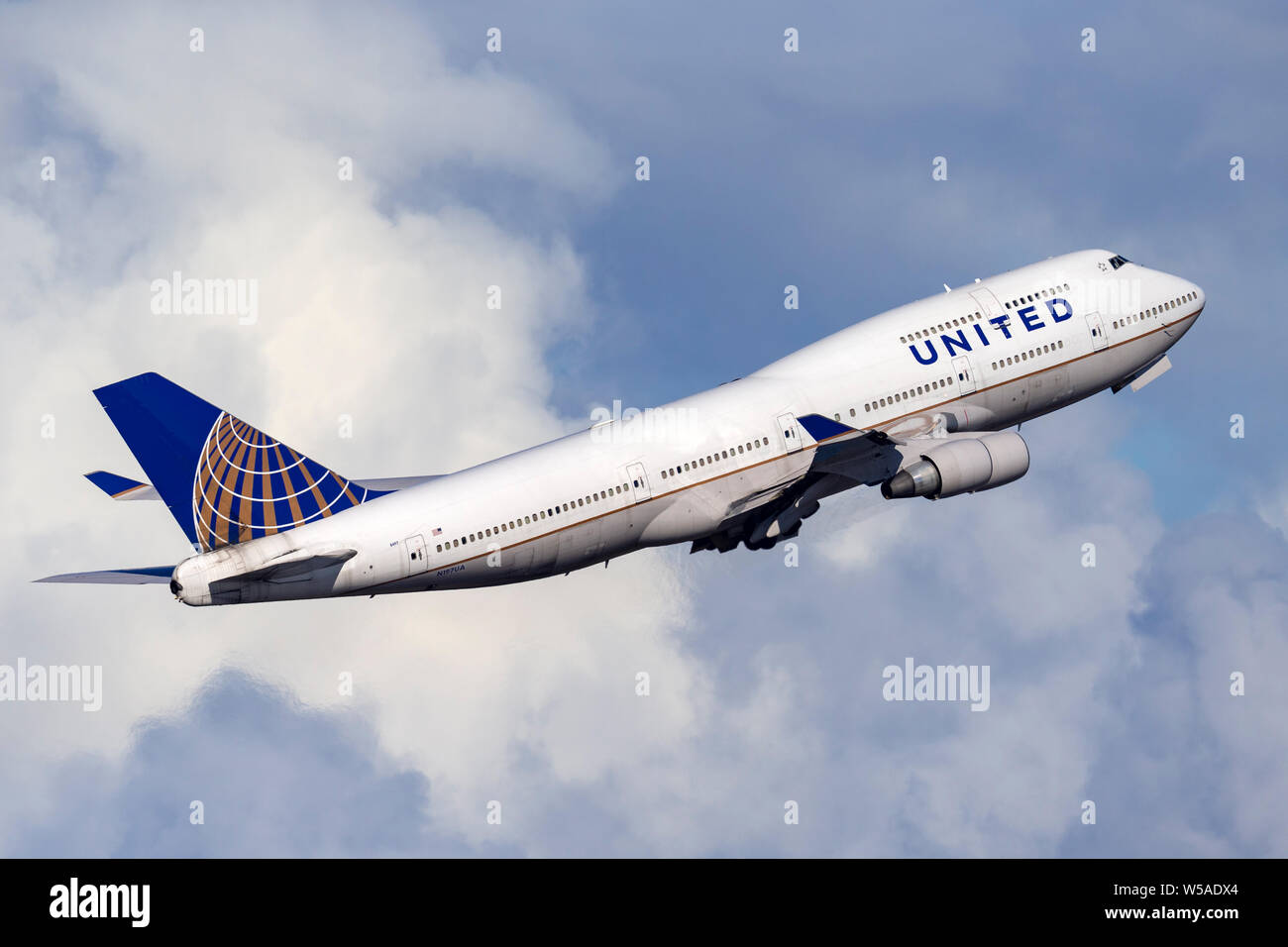 United Airlines Boeing 747 jumbo jet avion de décoller de l'aéroport de Sydney. Banque D'Images