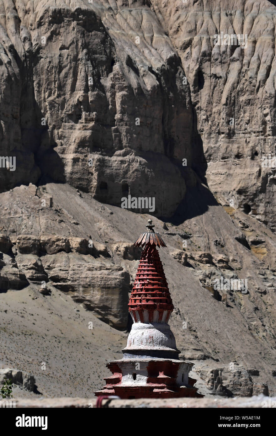 (190727) -- ALI, 27 juillet 2019 (Xinhua) -- Photo prise le 24 juillet 2019 montre une masse pagode à Zanda Comté de Ngari, préfecture du sud-ouest de la Chine dans la région autonome du Tibet. (Xinhua/Chogo,) Banque D'Images