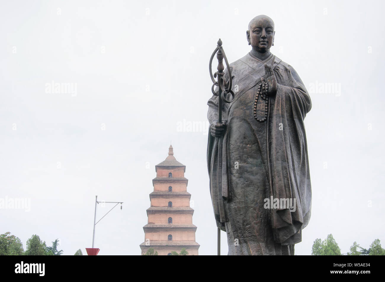 Moine Xuanzang statue de la dynastie des Tang, près de la Grande Pagode de l'oie sauvage dans la ville de Xian dans la province du Shaanxi en Chine. Banque D'Images