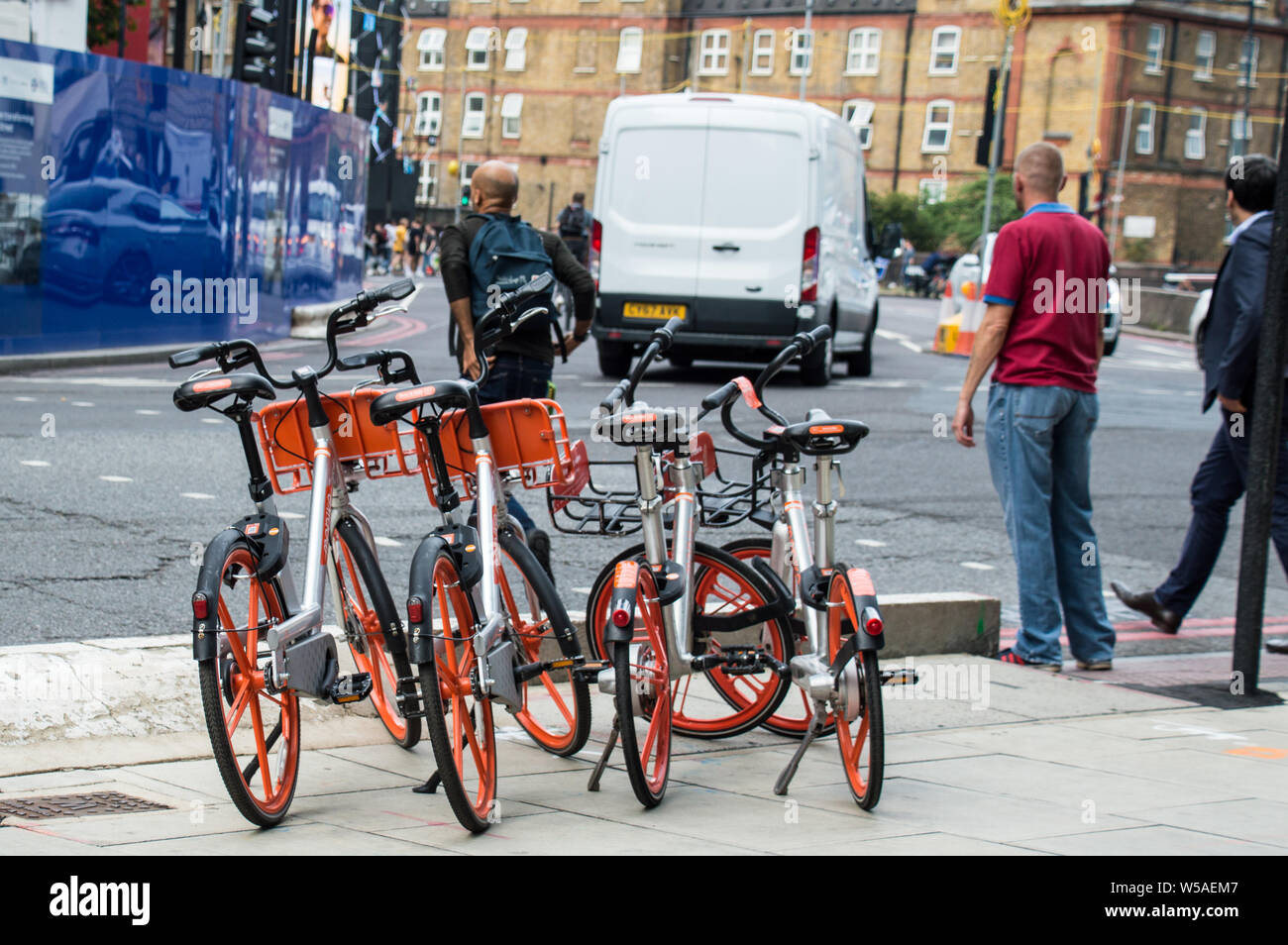 Covoiturage MoBike stationné sur la plate-forme de Londres vieux Street station Banque D'Images