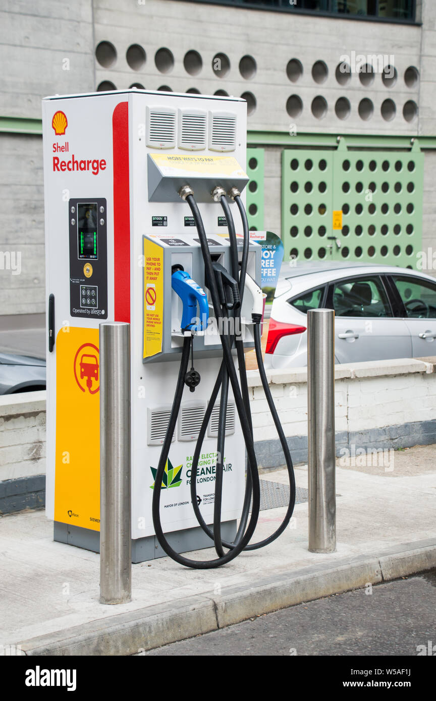 Recharge de véhicules électriques à la station-service Shell Banque D'Images