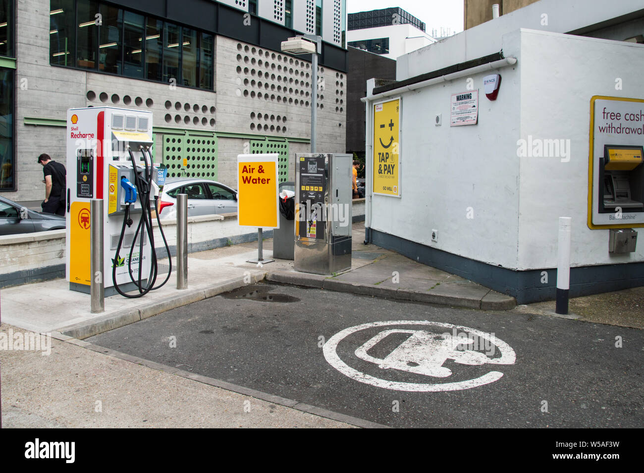 Point de recharge de Shell dans le carburant à la station Old Street, Londres Banque D'Images