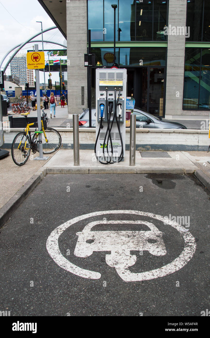 Point de recharge de Shell à Old Street à Londres Banque D'Images