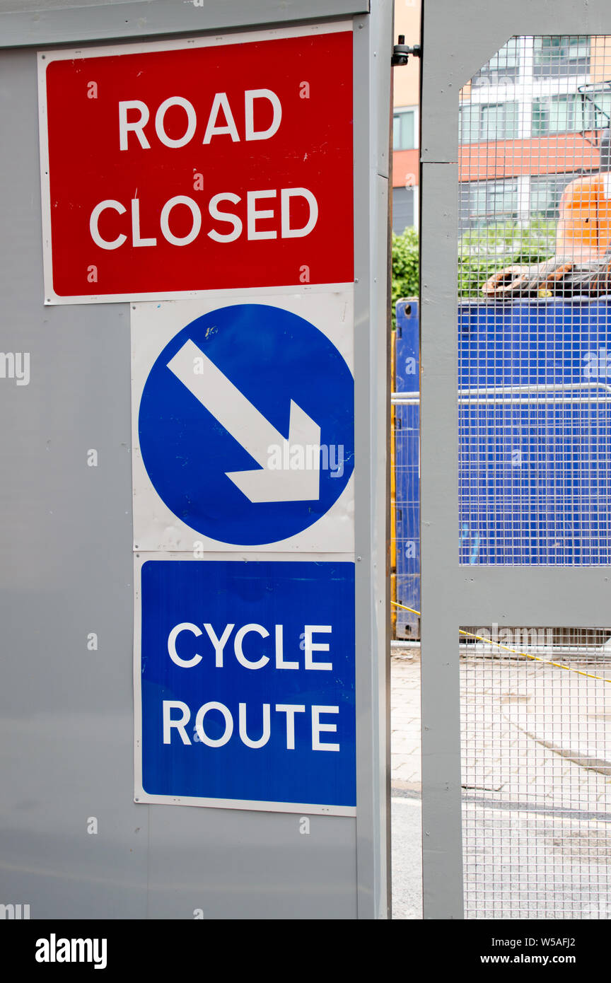 Road closed sign board avec randonnée à vélo open sign board Banque D'Images Road closed sign board avec randonnée à vélo open sign board Banque D'Images