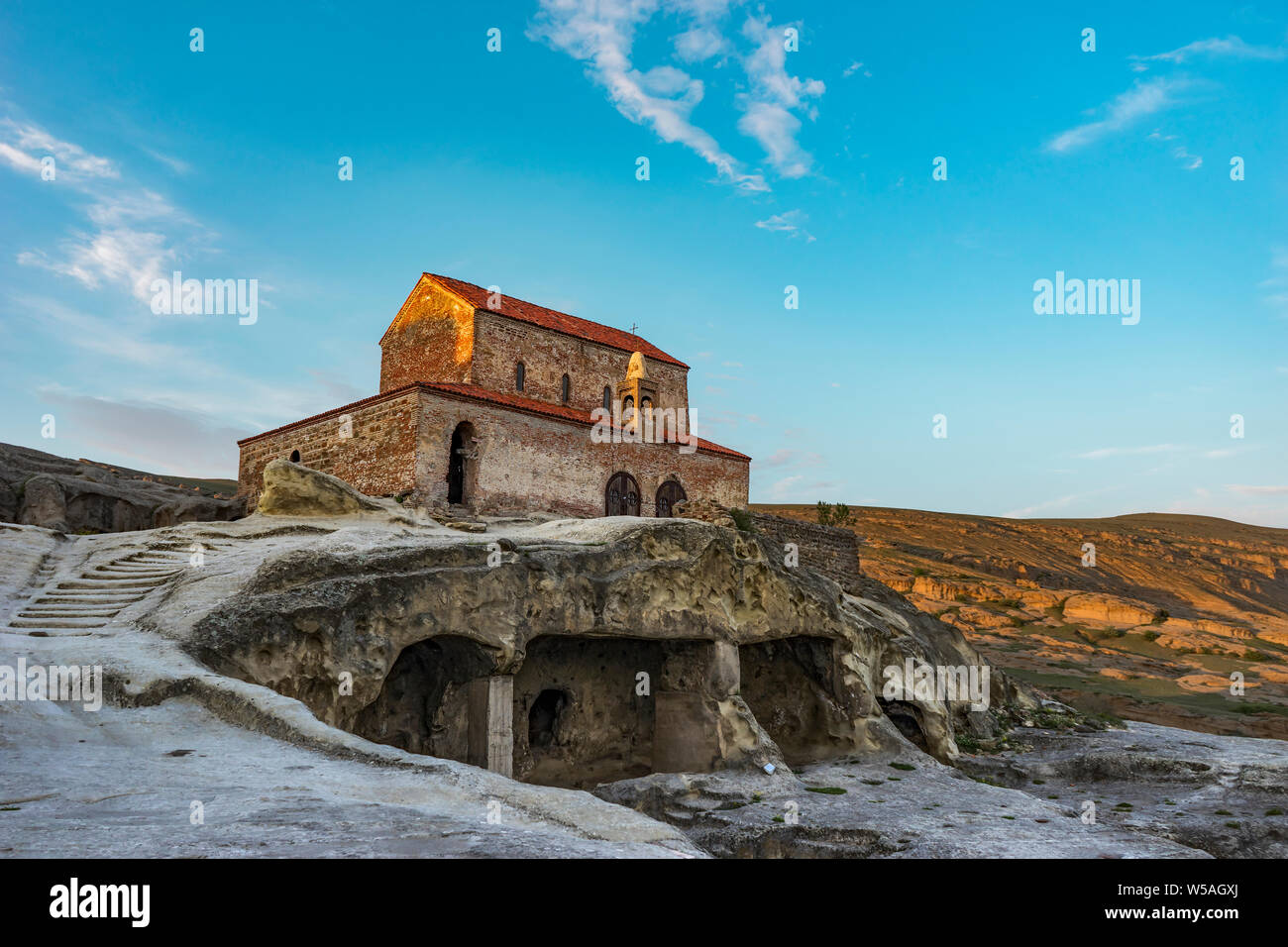 Basilique médiévale au-dessus de la grotte de Pierre, Uplicthe, Géorgie, mai.2017 Banque D'Images