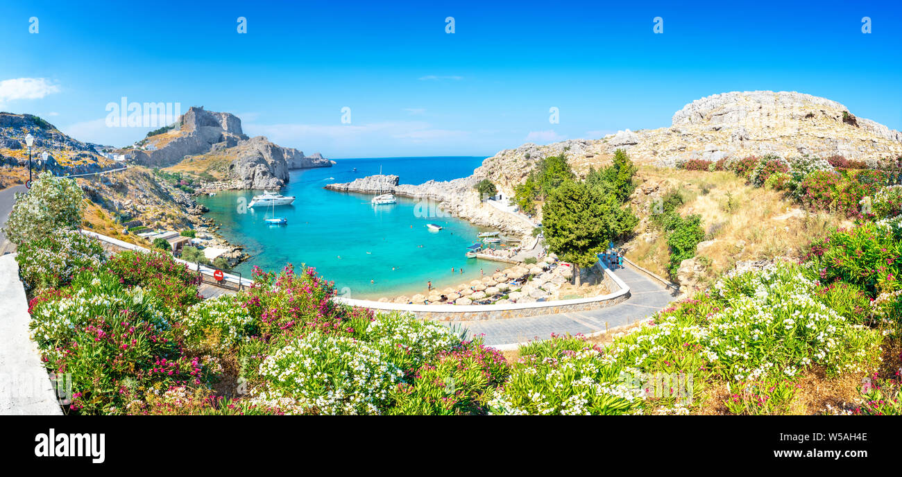 Lindos - vue panoramique sur la baie de Saint Paul avec l'Acropole de Lindos en arrière-plan (Rhodes, Grèce) Banque D'Images