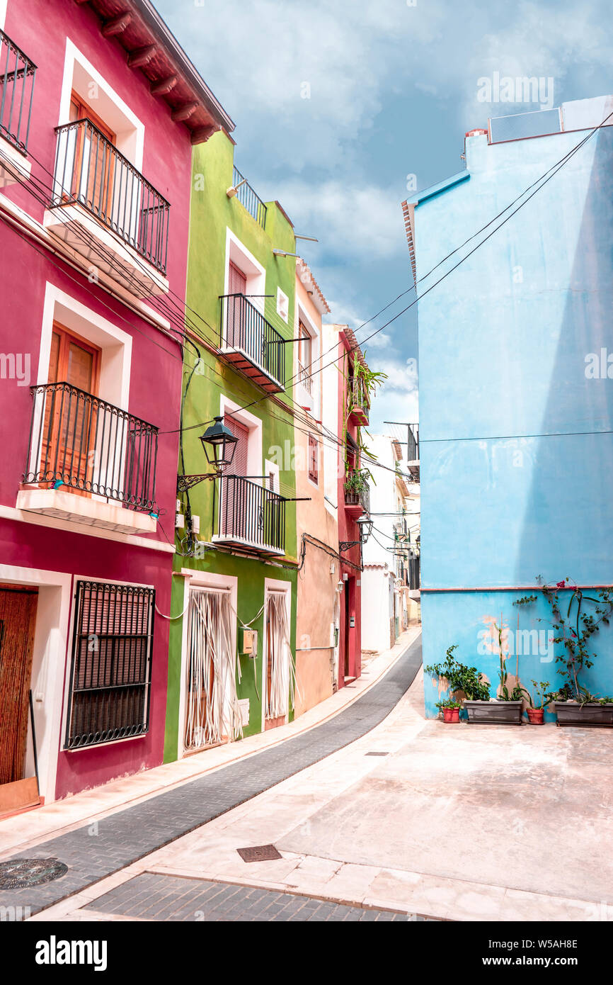 Ville touristique de la province d'Espagne avec des ruelles traditionnelles. Villajoyosa sur la Costa Blanca, littoral, province d'Alicante, Communauté Valencienne, Espagne Banque D'Images
