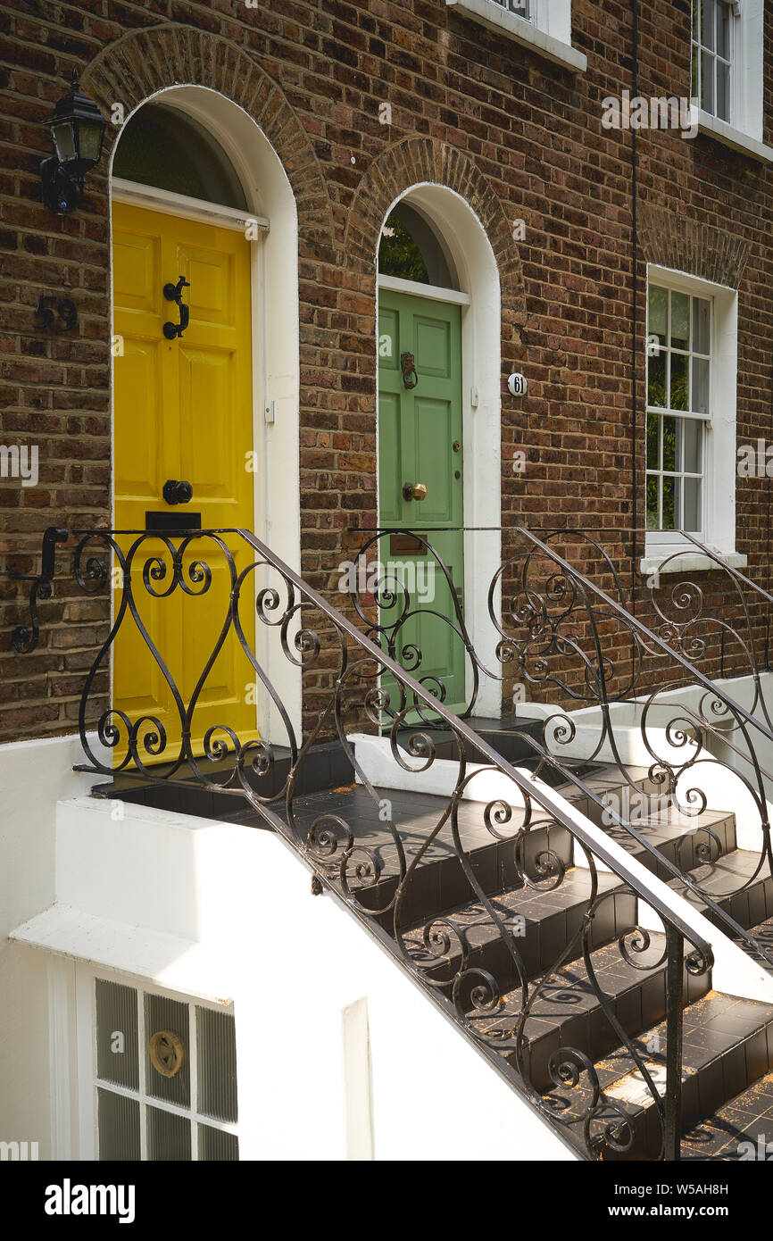 Londres, UK - juillet 2019. Porte d'entrée de couleur typique d'une terrasse géorgienne dans un quartier résidentiel de Londres. Banque D'Images