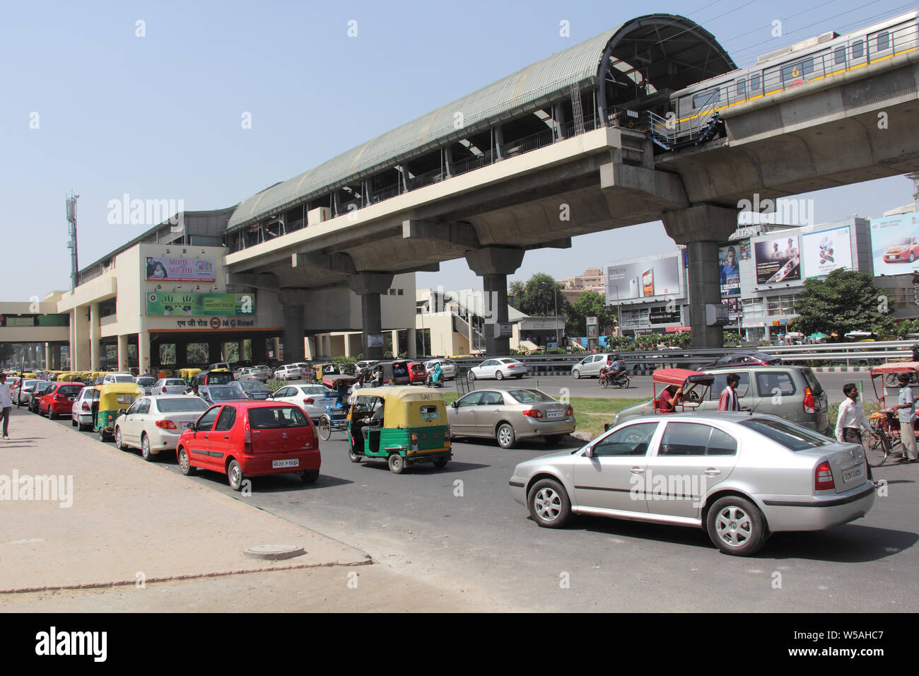 Voitures à la station de métro, Gurgaon, Haryana, Inde Banque D'Images