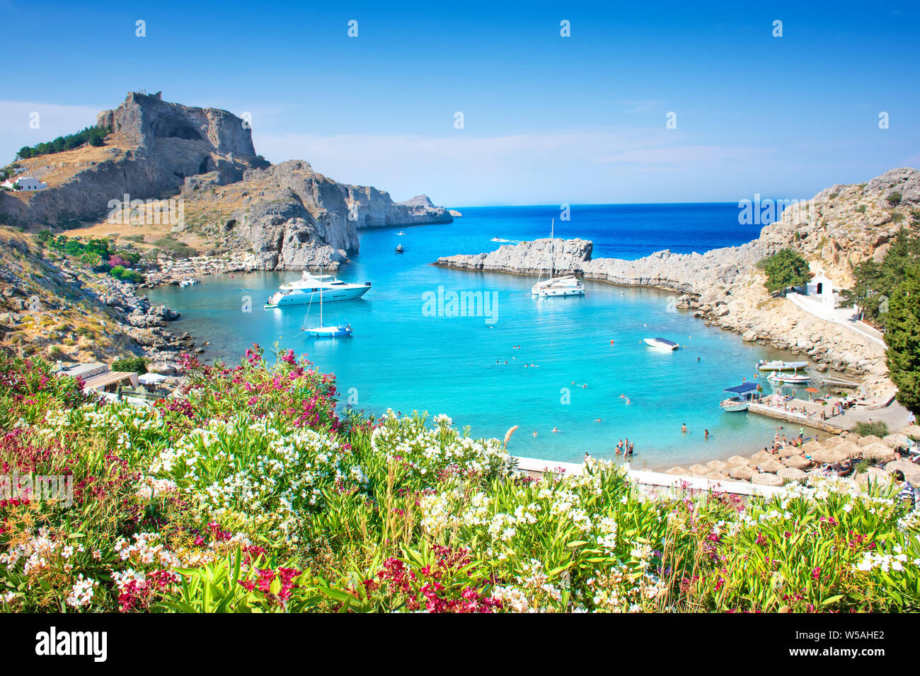 Lindos - vue panoramique sur la baie de Saint Paul avec l'Acropole de Lindos en arrière-plan (Rhodes, Grèce) Banque D'Images