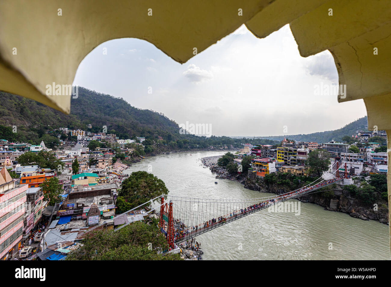 Avis de Laxman Jhula à travers le fleuve Ganges dans la ville spirituelle de Rishikesh dans l'état d'Uttarakhand en Inde Banque D'Images