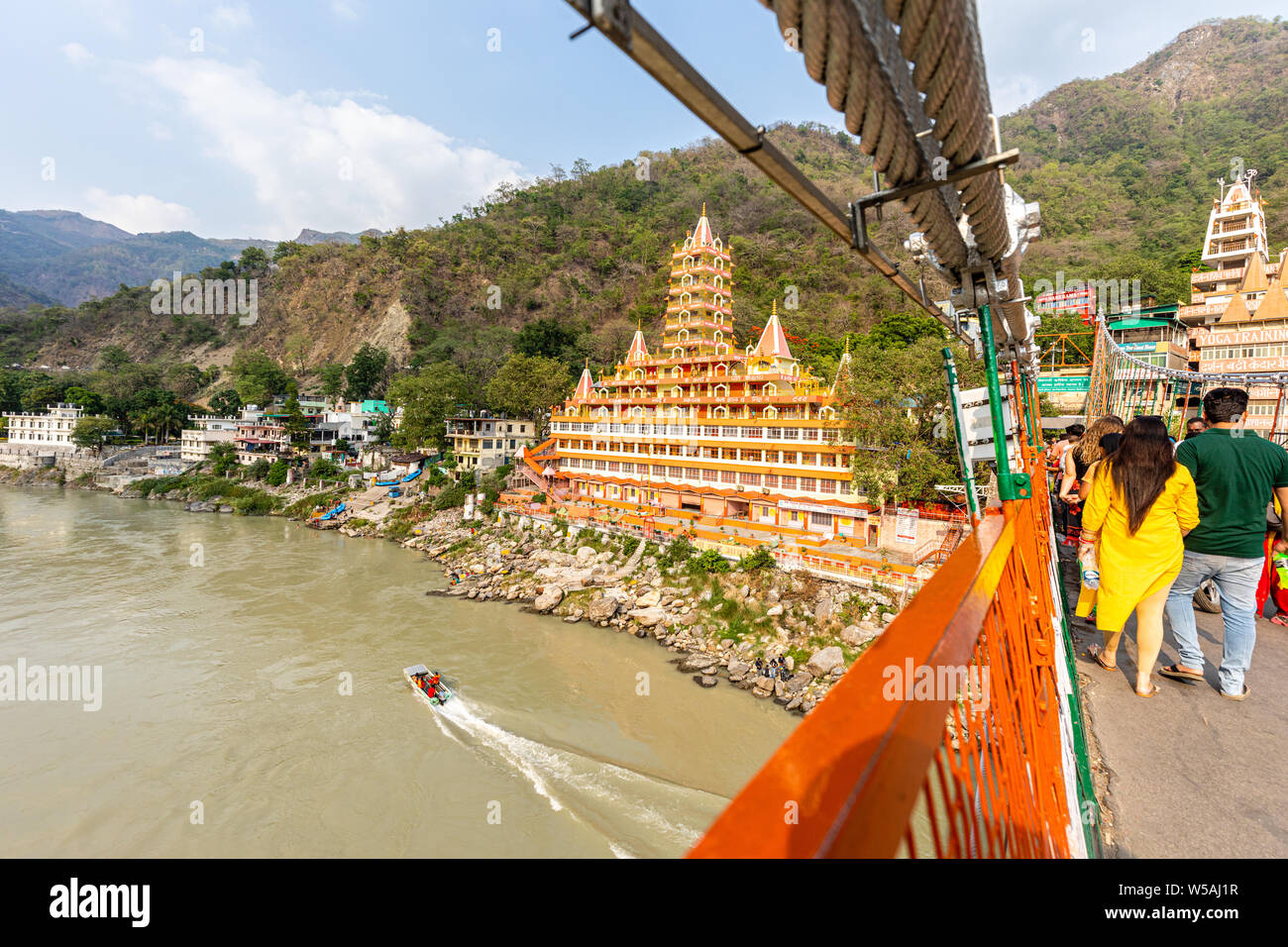 Avis de Laxman Jhula à travers le fleuve Ganges dans la ville spirituelle de Rishikesh dans l'état d'Uttarakhand en Inde Banque D'Images