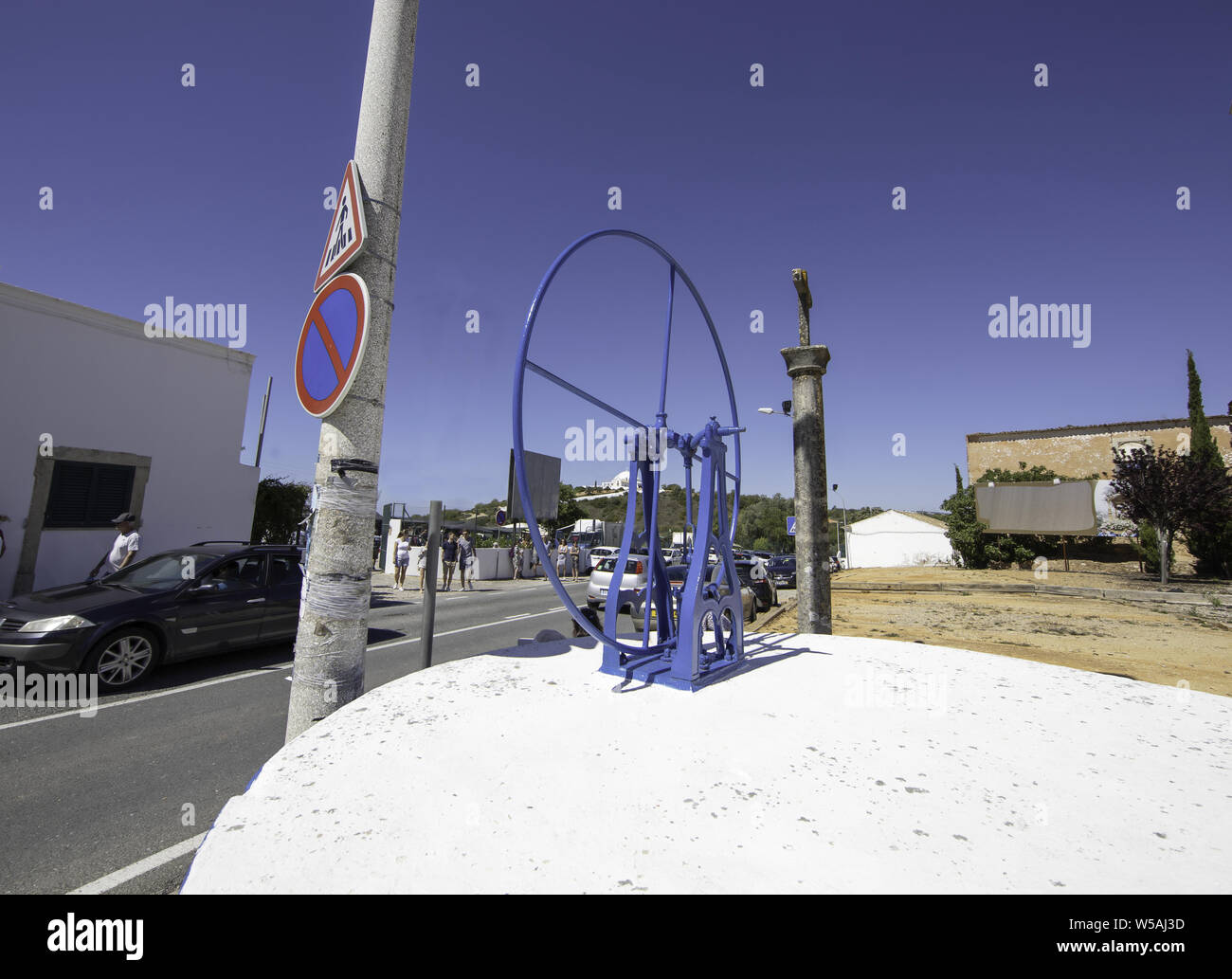 Pompe à eau mécanique Antique Loule Algarve Portugal soleil ciel bleu Banque D'Images