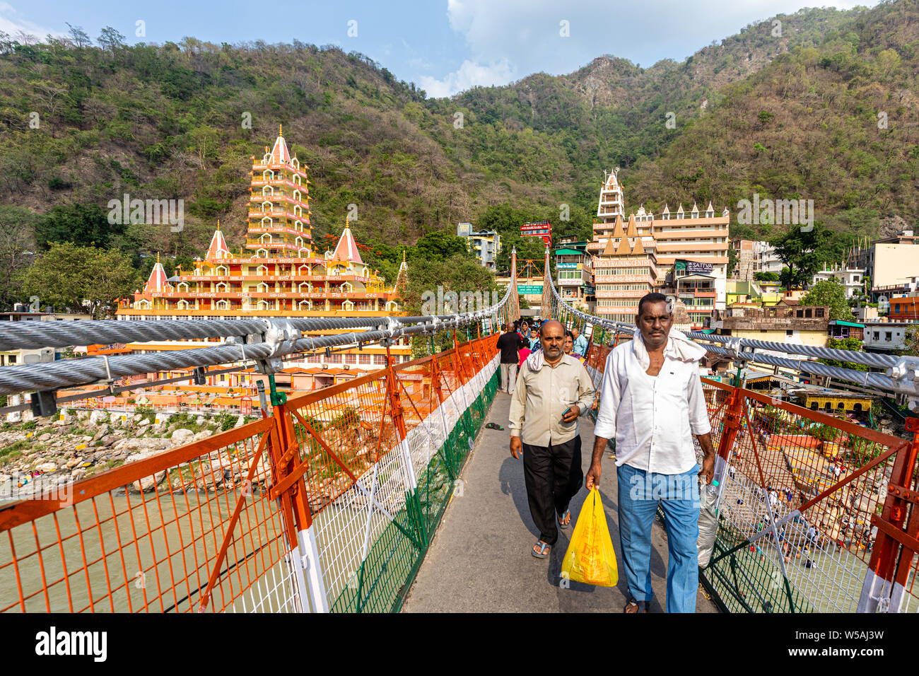 Avis de Laxman Jhula à travers le fleuve Ganges dans la ville spirituelle de Rishikesh dans l'état d'Uttarakhand en Inde Banque D'Images