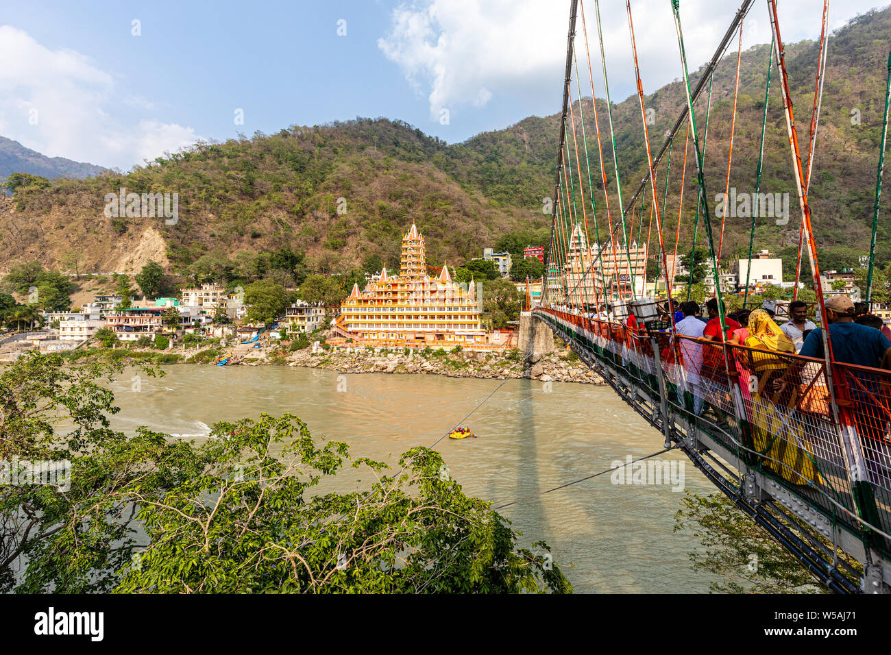 Avis de Laxman Jhula à travers le fleuve Ganges dans la ville spirituelle de Rishikesh dans l'état d'Uttarakhand en Inde Banque D'Images