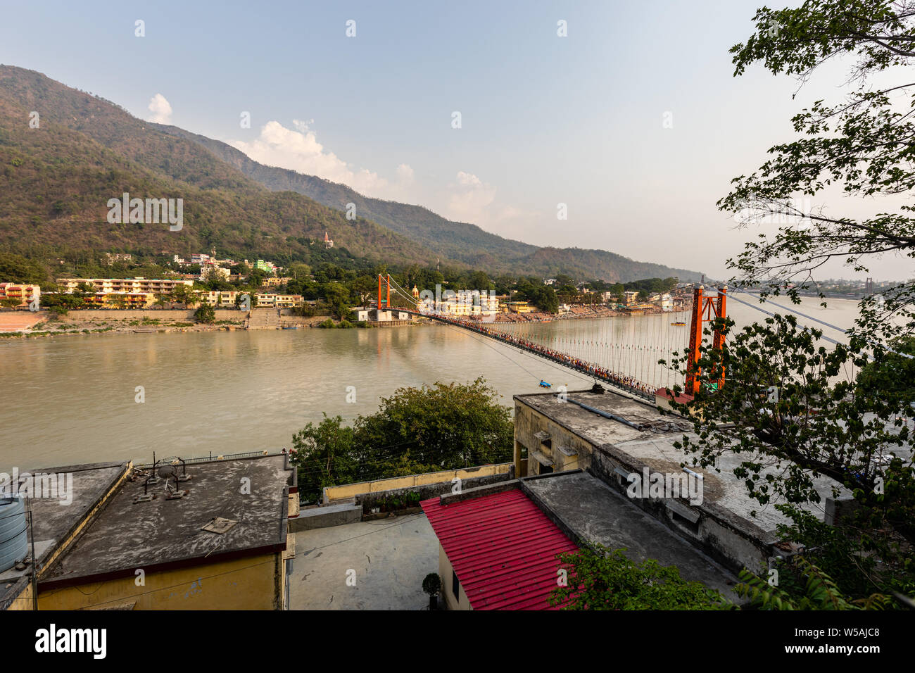 Une vue de vantage Ram Jhula à travers le fleuve Ganga dans la ville spirituelle de Rishikesh dans l'état d'Uttarakhand en Inde Banque D'Images
