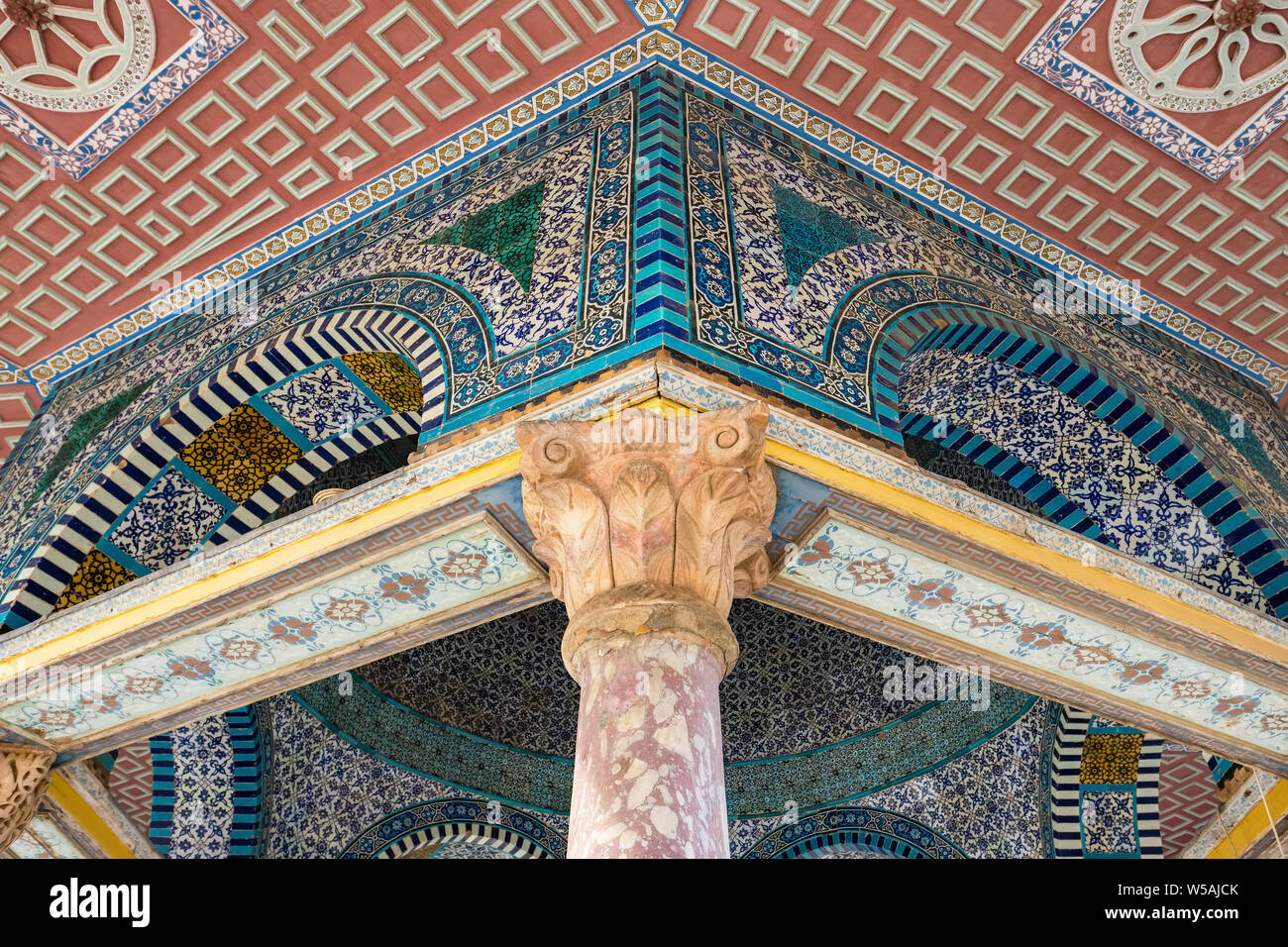 Détail architectural de la coupole de la chaîne, l'une des plus anciennes structures sur le mont du Temple, à proximité de Dôme du Rocher. Jérusalem, Israël Banque D'Images