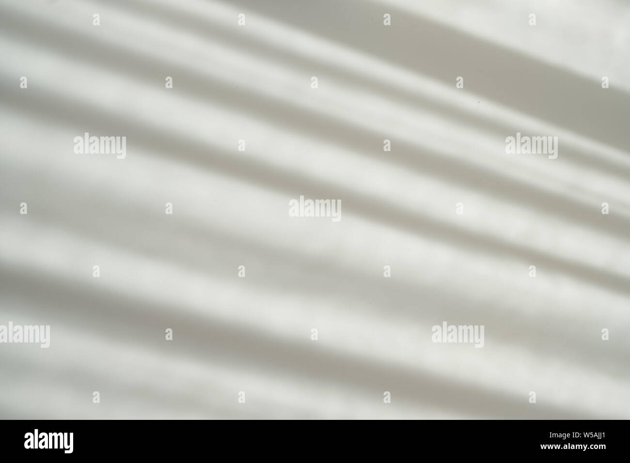 La fenêtre de résumé ombre sur fond de table blanc Banque D'Images