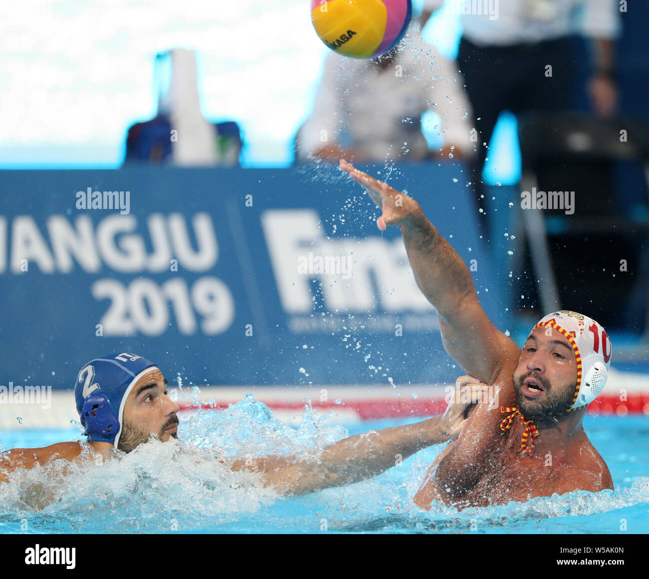 Gwangju, Corée du Sud. 27 juillet, 2019. Felipe Rocha Perrone (R) de l'Espagne comnpetes avec Francesco Di Fulvio de l'Italie lors de la finale masculine de water-polo entre l'Italie et l'Espagne à du monde de la FINA à Gwangju, Corée du Sud, le 27 juillet 2019. Crédit : Li Gang/Xinhua/Alamy Live News Banque D'Images