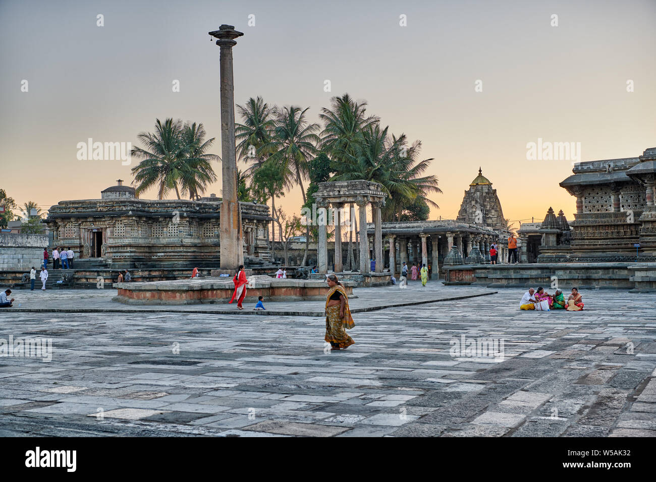 Coucher du soleil à Belur Jain temple, temple Chennakesava, Hassan, Karnataka, Inde Banque D'Images