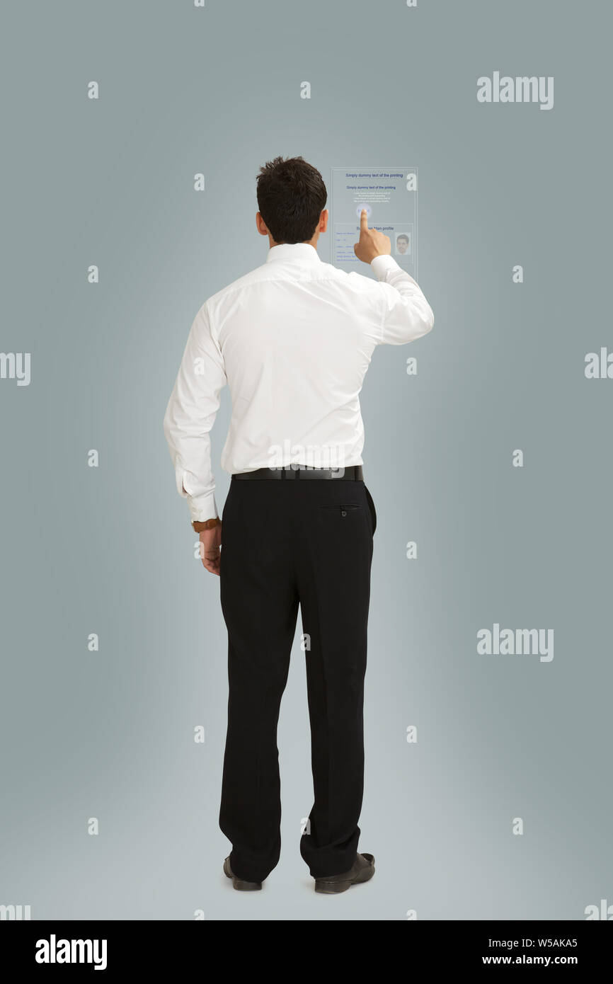 Businessman touching futuristic sur carte d'identité de l'interface écran tactile virtuel Banque D'Images