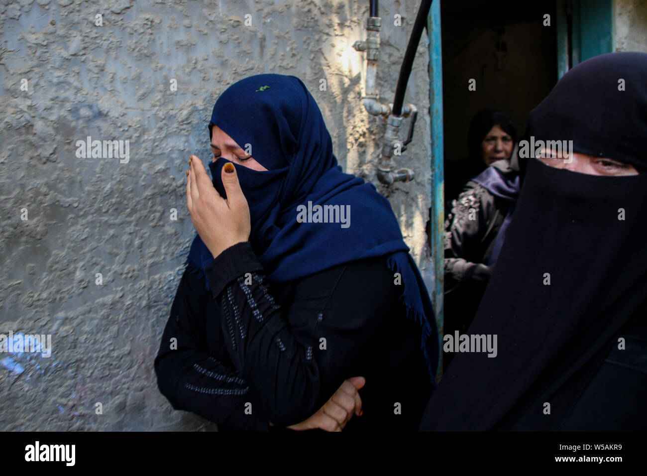 Gaza, la Palestine. 27 juillet, 2019. Ahmed Mohammed Al-Qara palestinienne est donné son dernier adieu dans la ville de Khan Younis, dans le sud de la bande de Gaza. Ahmed Mohammed Abdullah al-Qara, 23 ans, a été touché à l'abdomen au cours d'une ''grande marche de protestation'' Retour à l'est de Khan Yunis, vendredi, et a succombé à ses blessures quelques heures plus tard : Ahmad Crédit/Hasaballah IMAGESLIVE/ZUMA/Alamy Fil Live News Banque D'Images