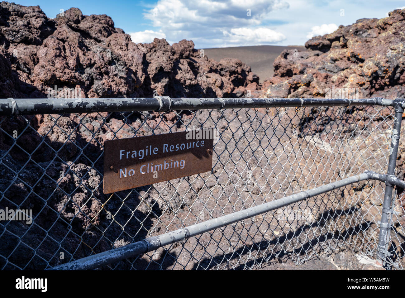 Les visiteurs du parc rappelle signe de la fragilité des ressources naturelles, les cratères de la Lune National Monument roche volcanique. Cône de neige prise à la formati Banque D'Images